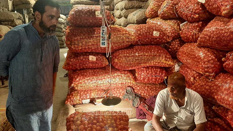 চড়ছে পেঁয়াজ, ব্যবসায়ীরা বলছেন সরবরাহ সংকট