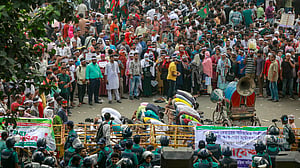 সাত ঘণ্টা পর শাহবাগ ছাড়লেন আউটসোর্সিং কর্মীরা