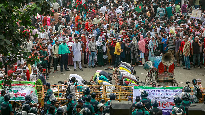 সাত ঘণ্টা পর শাহবাগ ছাড়লেন আউটসোর্সিং কর্মীরা