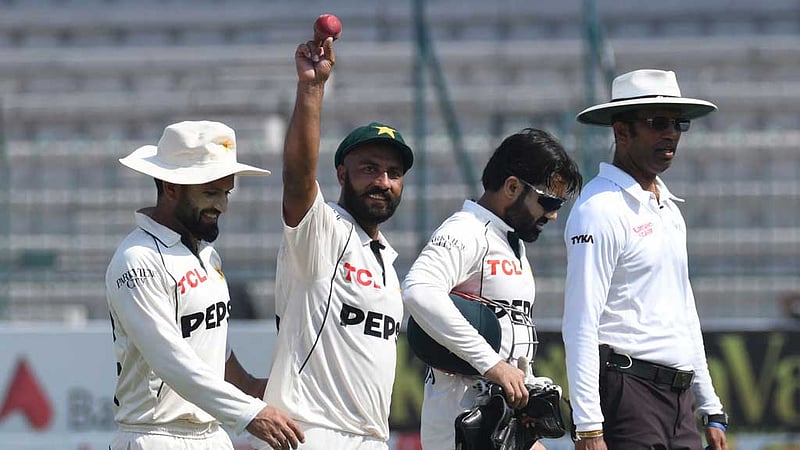 ১৬ উইকেটের দিন শেষে চালকের আসনে পাকিস্তান