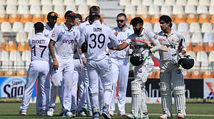 ৫৫৬ রান করেও ইনিংস ব্যবধানে হার, টেস্ট ইতিহাসে পাকিস্তানই প্রথম