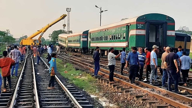 ৭ ঘণ্টা পর উদ্ধার ‘পঞ্চগড় এক্সপ্রেস’, ট্রেন চলাচলে বিলম্ব