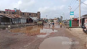 পটুয়াখালী-কুয়াকাটা সড়কের ১১ কিলোমিটারে ভোগান্তি চরমে