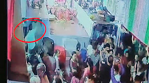 তাঁতীবাজার মণ্ডপে ‘পেট্রোল বোমা’র ঘটনায় পুলিশের ‘ছিনতাই মামলা’