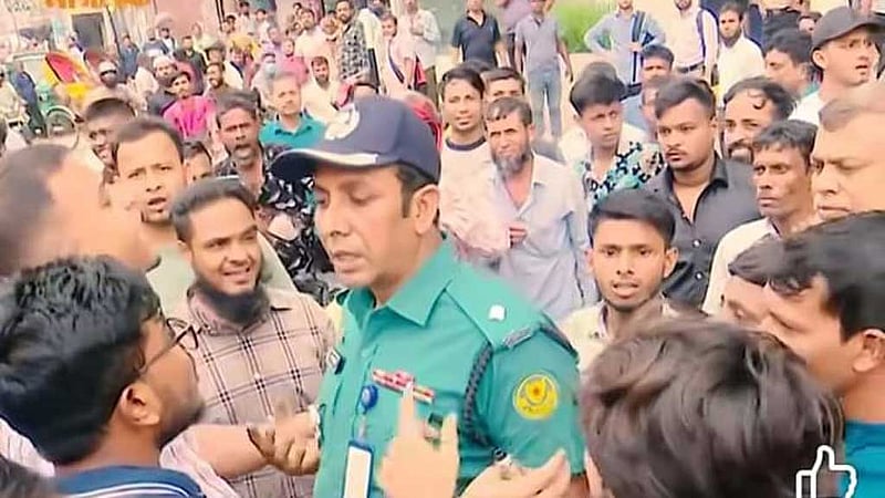 বনানীতে উচ্ছেদকালে পুলিশ কর্মকর্তাকে হেনস্তা, ধাক্কাধাক্কি