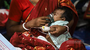 হাসপাতালের ওয়ার্ডজুড়ে শিশুদের কষ্টের দিনরাত্রি