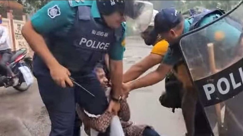 এমপিওভুক্তির দাবি: শিক্ষকদের ‘লাঠিপেটা’, পুলিশের পায়ে ধরে আকুতি