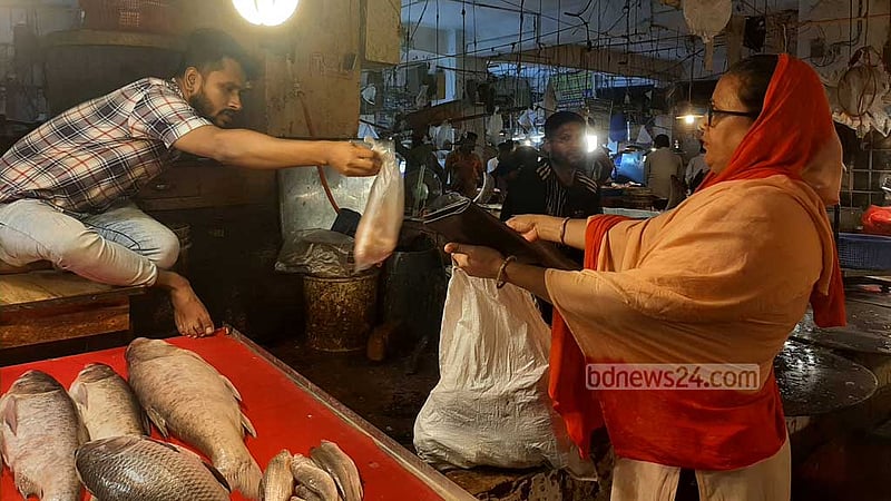 পলিথিনে না দিলে ‘কিসে দিমু’! অবাক বিক্রেতা