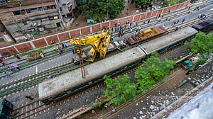 কমলাপুরের কাছে লাইনচ্যুত কমিউটার ট্রেন