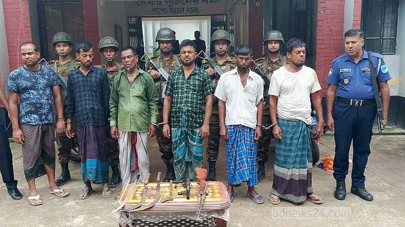 রাজবাড়ীতে যৌথবাহিনীর অভিযানে অস্ত্রসহ আটক ৬