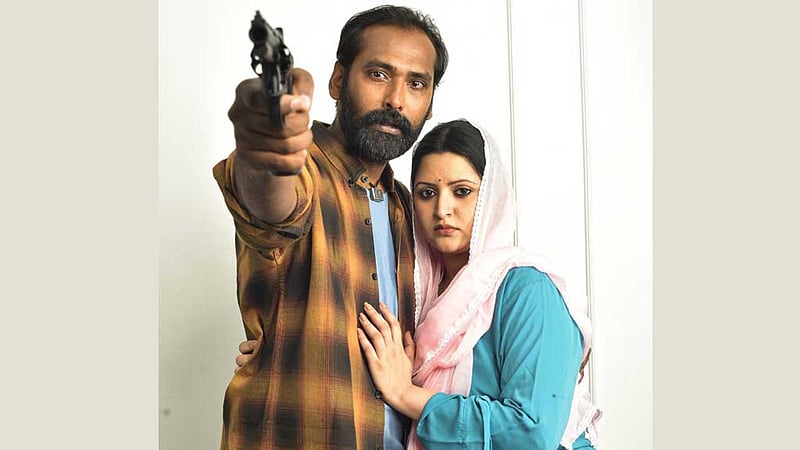 নায়কের এক হাতে বন্দুক, আরেক হাতে পরীমনি