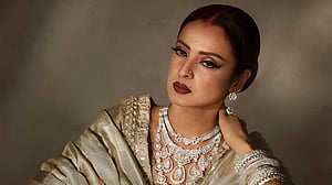 রেখার ৭০: ভীষণ কষ্টে নিজেকে গুটিয়ে নেওয়া ‘রহস্যের দেবী’
