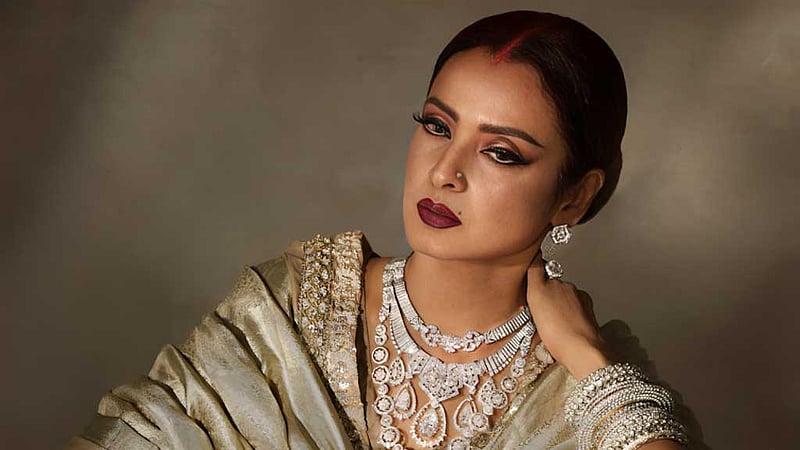 রেখার ৭০: ভীষণ কষ্টে নিজেকে গুটিয়ে নেওয়া ‘রহস্যের দেবী’