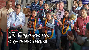 ট্রফি নিয়ে এয়ারপোর্টে সাবিনা-মারিয়ারা