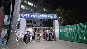 সলিমুল্লাহ মেডিকেলে লাঠি হাতে ক্লাসে ঢুকে পড়া সেই যুবক আটক