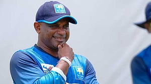 পারফরম্যান্সের পুরস্কার পেয়ে শ্রীলঙ্কার পূর্ণকালীন কোচ জায়াসুরিয়া
