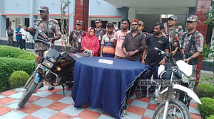 অবৈধভাবে ভারতে প্রবেশের চেষ্টা, সাতক্ষীরা সীমান্তে নারীসহ আটক ৫