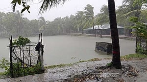 ঘূর্ণিঝড় দানা: সাতক্ষীরার উপকূলীয় ২ উপজেলায় ছুটি বাতিল