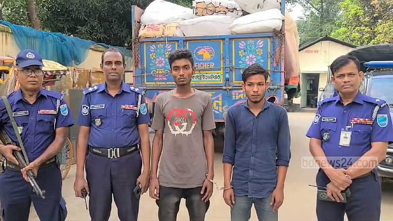 সাভারে ১০ হাজার কেজি পলিথিনসহ ট্রাক জব্দ, আটক ২