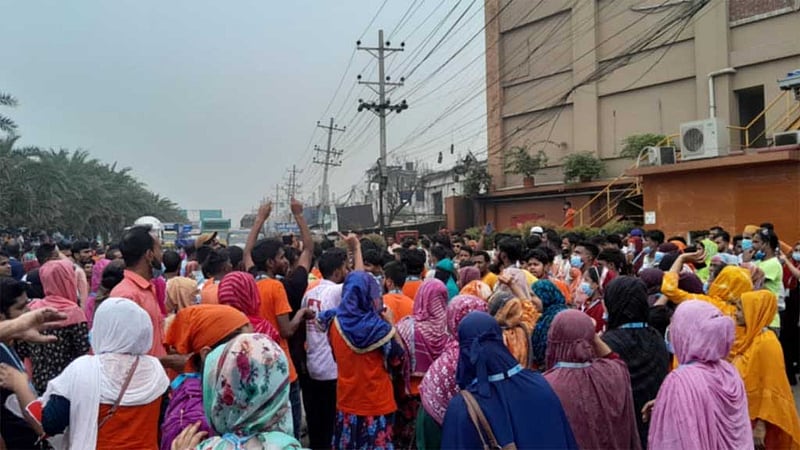 আশুলিয়ায় কারখানা কর্মকর্তার অপসারণ দাবিতে মহাসড়কে শ্রমিকরা, যানজট