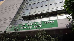 পুনর্বাসনের ফ্ল্যাট ‘নিজেদের নামে’: কাদের ও ১৩ সাবেক সচিবের বিরুদ্ধে মামলা হচ্ছে