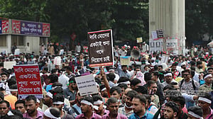 স্থায়ী চাকরির দাবিতে শাহবাগ অবরোধ আউটসোর্সিং কর্মীদের, যানজট