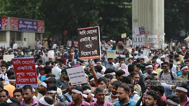 স্থায়ী চাকরির দাবিতে শাহবাগ অবরোধ আউটসোর্সিং কর্মীদের, যানজট