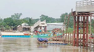 নড়িয়ায় বাল্কহেডের ধাক্কায় ভেঙে পড়ল বেইলি সেতু, যোগাযোগ বিচ্ছিন্ন