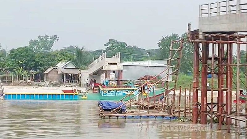 নড়িয়ায় বাল্কহেডের ধাক্কায় ভেঙে পড়ল বেইলি সেতু, যোগাযোগ বিচ্ছিন্ন