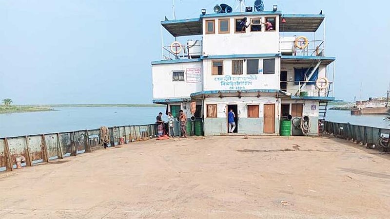 ঘূর্ণিঝড় ‘দানা’: শরীয়তপুর-চাঁদপুর রুটে ফেরি বন্ধ