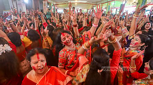 দশমীতে মন্দিরে সিঁদুর খেলা