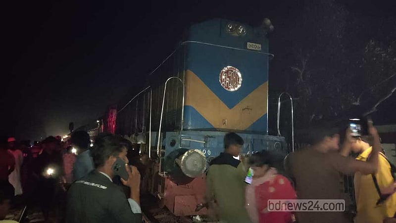 সিরাজগঞ্জে লাইনচ্যুত ট্রেনের ইঞ্জিন ও বগি উদ্ধার
