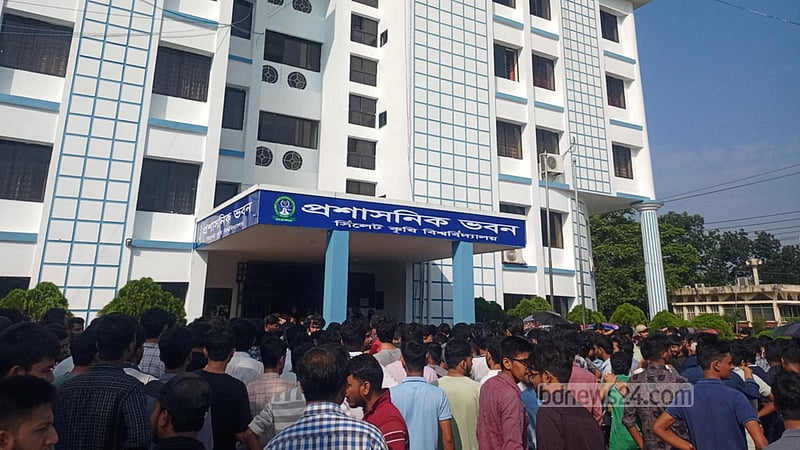 সিলেট কৃষি বিশ্ববিদ্যালয়ের প্রশাসনিক ভবনে তালা, ক্লাস-পরীক্ষা বর্জন