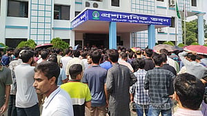 দাবি মানার আশ্বাসে আন্দোলন থেকে সরল সিলেট কৃষি বিশ্ববিদ্যালয়ের শিক্ষার্থীরা