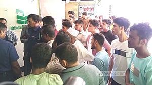 সিলেটে টাকা না পেয়ে ব্যাংকে তালা, সড়ক অবরোধ করে বিক্ষোভ