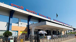 যাত্রীকে পুলিশে সোপর্দ: যে ব্যাখ্যা দিল বিমান