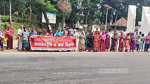 সিলেটে ফের বেতনের দাবিতে চা শ্রমিকদের বিক্ষোভ