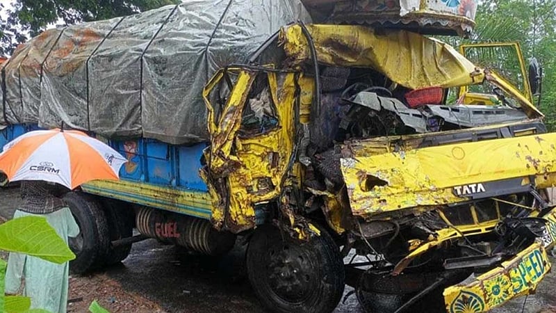 টাঙ্গাইলে বাস-ট্রাক সংঘর্ষে নিহত ৪, আহত ১০