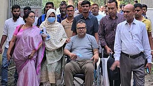 আদালতে হাজিরা শেষে গ্রেপ্তার টাঙ্গাইলের সাবেক মেয়র