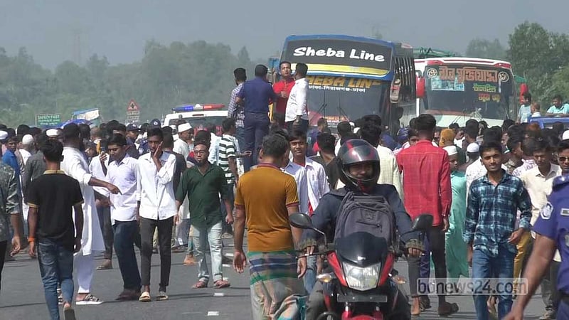 আন্ডারপাসের দাবি: ঢাকা-টাঙ্গাইল মহাসড়কে দেড় ঘণ্টা শিক্ষার্থীরা