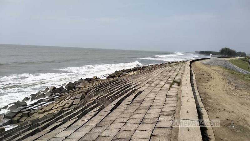 শাহপরীর দ্বীপের বেড়িবাঁধের সিসি ব্লকে ধস, আতঙ্ক