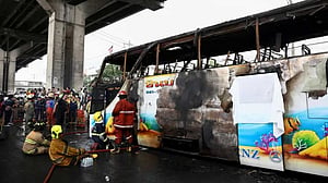 থাইল্যান্ডে স্কুলবাসে আগুন, ২৩ মৃতদেহ উদ্ধার