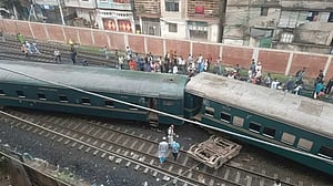 গোপীবাগে ট্রেন লাইনচ্যুত, আটকা ‘সুন্দরবন এক্সপ্রেস’