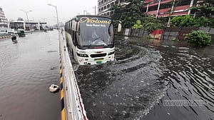 টানা বৃষ্টিতে ডুবেছে ঢাকা