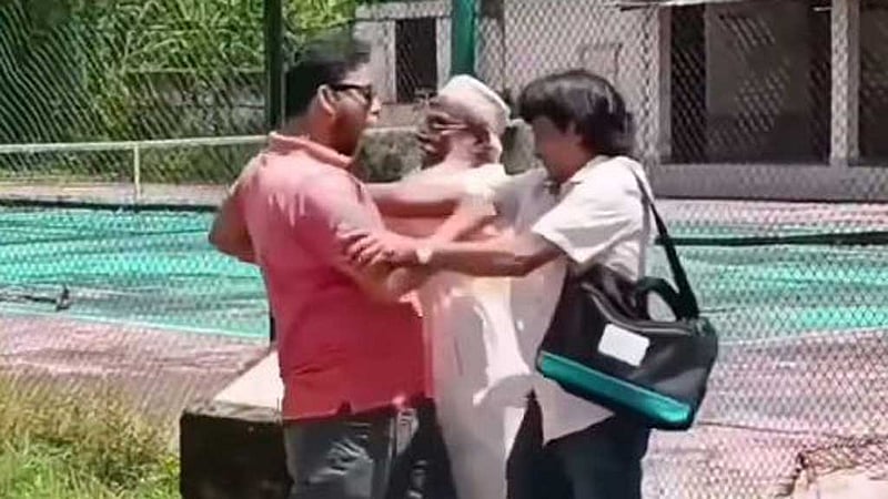 বরগুনায় মুক্তিযোদ্ধা সংসদের সাবেক কমান্ডারকে মারধর, ভিডিও ভাইরাল