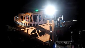মাঝ নদীতে আটকা লঞ্চ, যাত্রীদের উদ্ধার