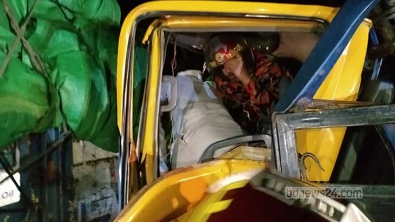 বরিশালে দাঁড়িয়ে থাকা ট্রাকে পিকআপের ধাক্কা, ফল ব্যবসায়ী নিহত