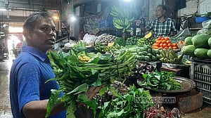 ‘হিসাবি’ চলায় বাজারে গিয়ে ‘হাত টানতে’ হচ্ছে