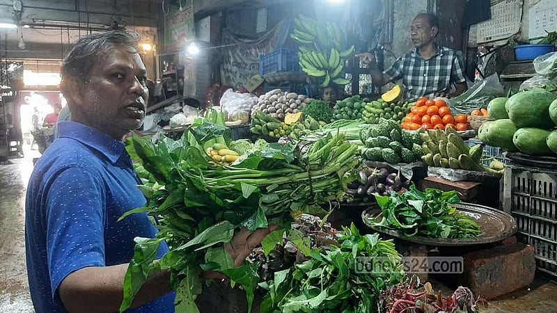 ‘হিসাবি’ চলায় বাজারে গিয়ে ‘হাত টানতে’ হচ্ছে