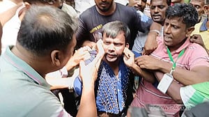 বগুড়ার আদালত চত্বরে হিরো আলমের ওপর হামলা